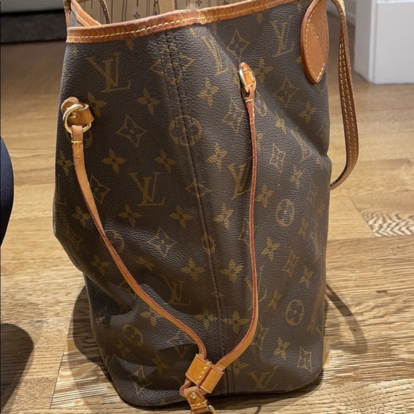 Louis Vuitton Neverfull Classic Monogram Tote - Picture 3 of 9